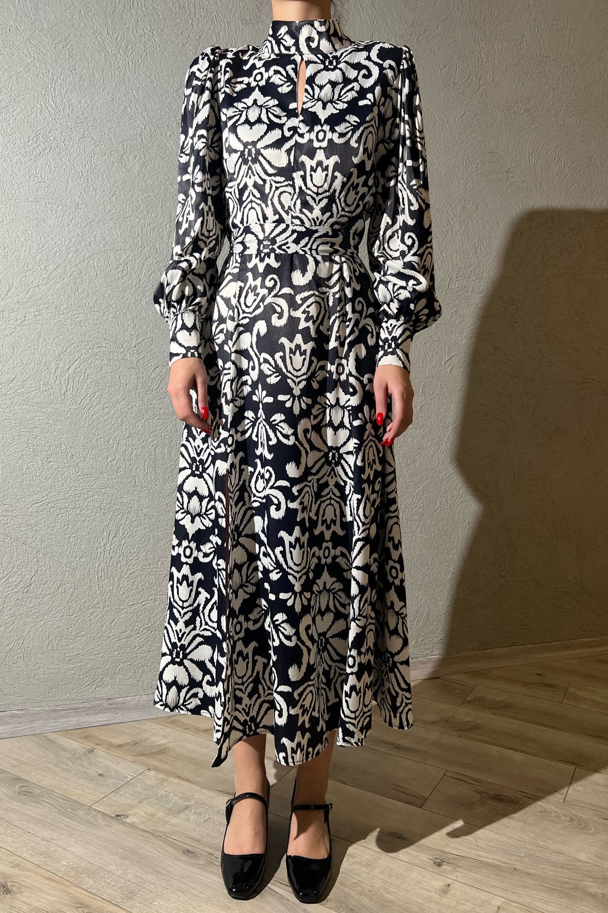 Siyah Desenli Dik Yaka Yırtmaç Detaylı Kuşaklı Saten Elbise SY-1398-Siyah