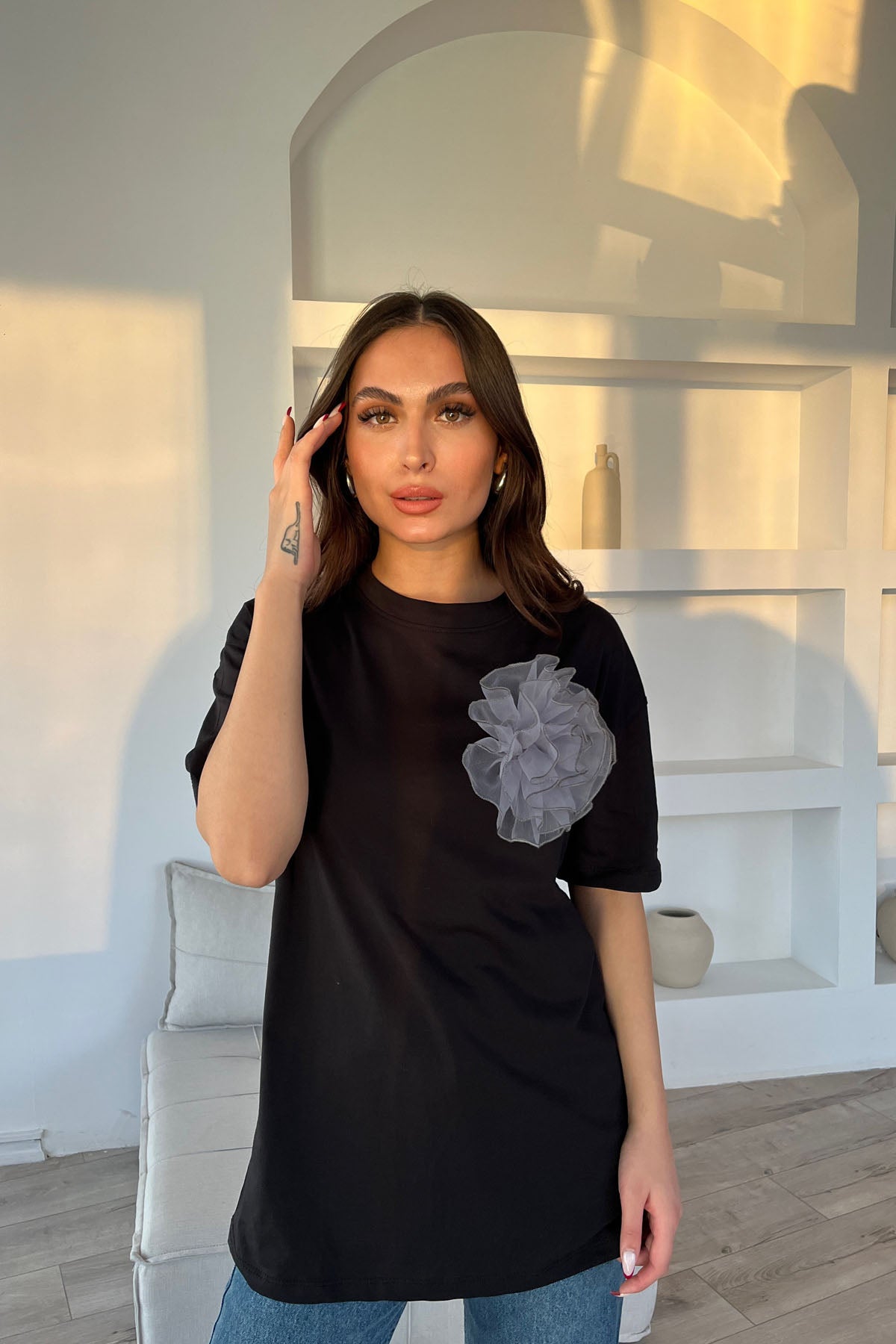 Siyah Bisiklet Yaka Gül Detaylı T-shirt SY-1567-Siyah