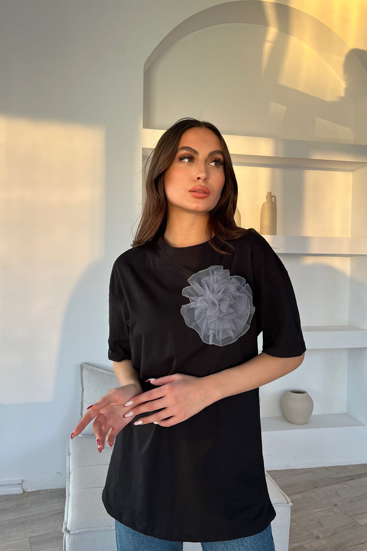 Siyah Bisiklet Yaka Gül Detaylı T-shirt SY-1567-Siyah