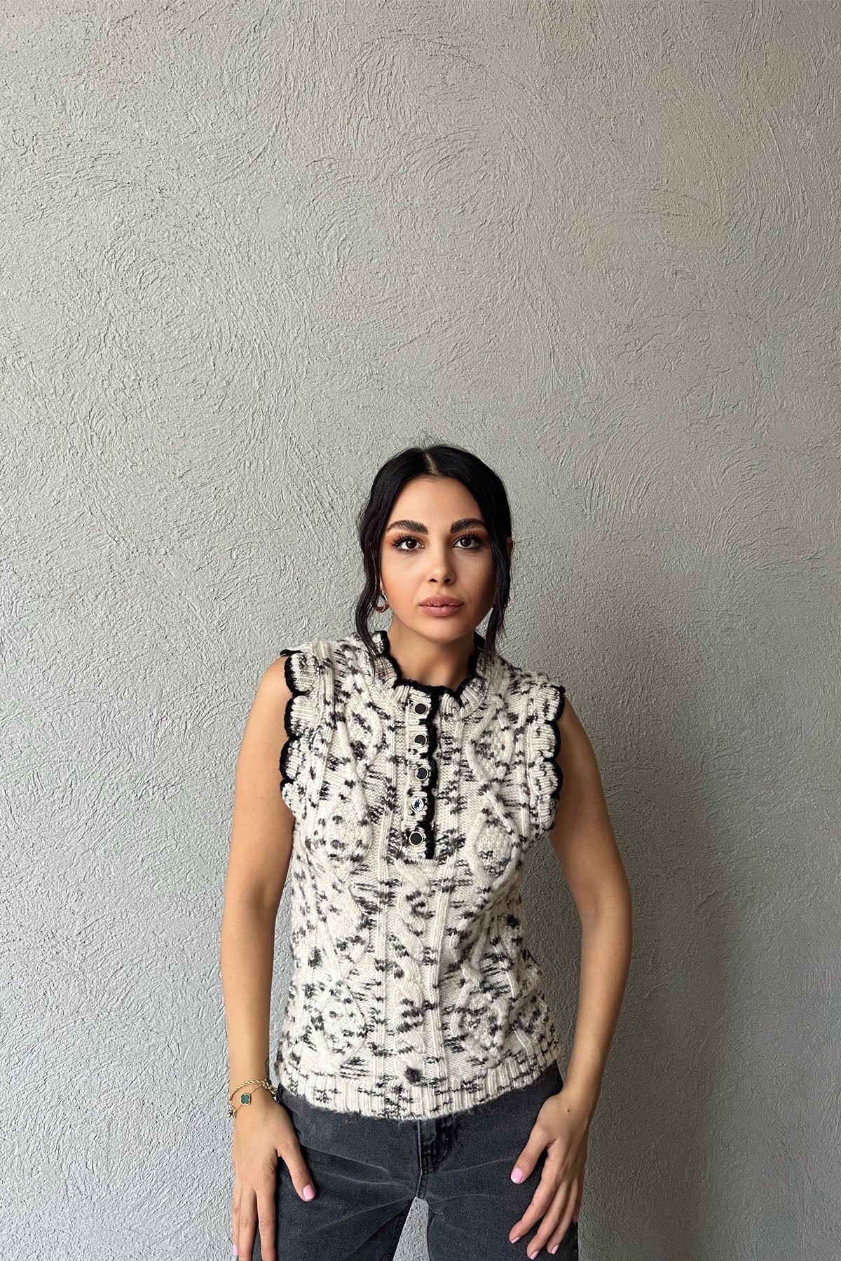 Ekru Siyah Düğme Detaylı Yünlü Yelek SY-1158-Ekru