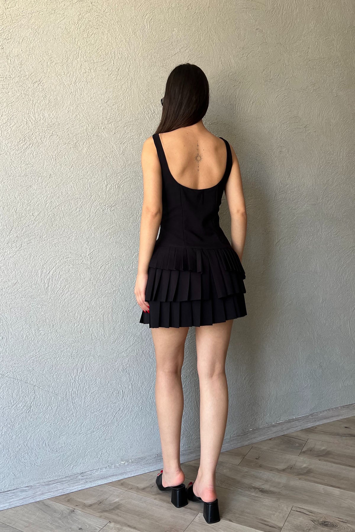 Siyah Kalın Askılı Asimetrik Detaylı Pileli Mini Elbise SY-2124-Siyah