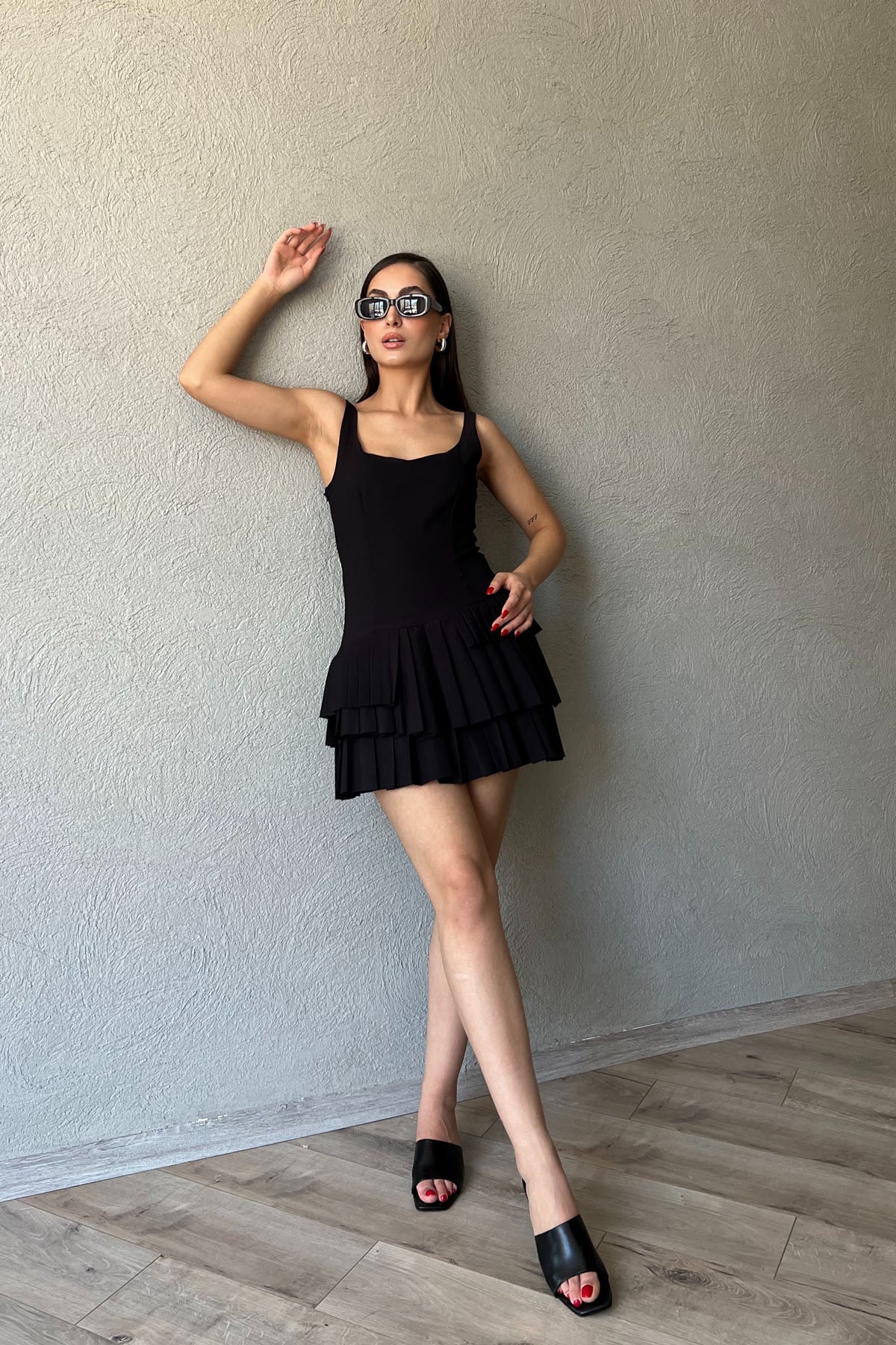 Siyah Kalın Askılı Asimetrik Detaylı Pileli Mini Elbise SY-2124-Siyah