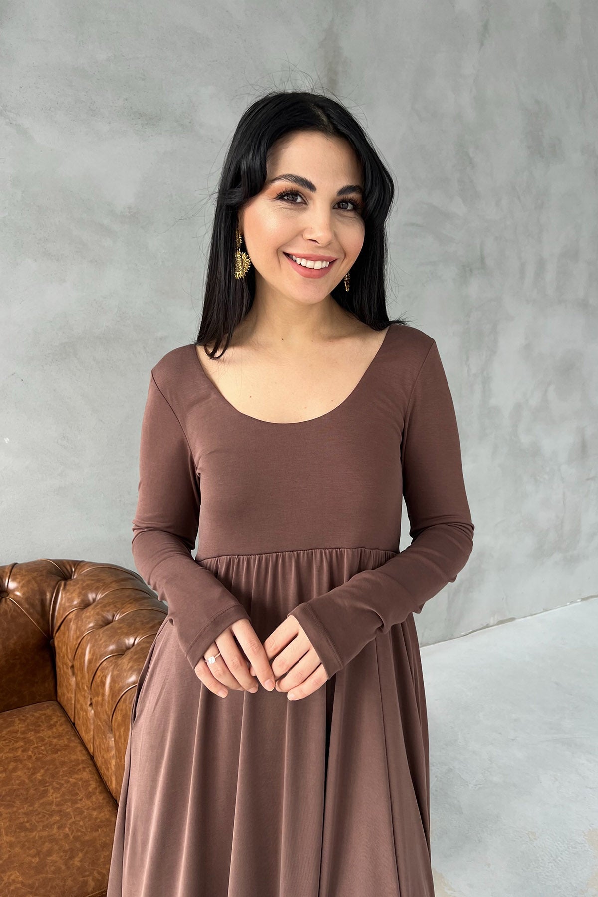 Kahve Oval yaka Yırtmaç Detaylı Dökümlü Elbise SY-3003-Kahve