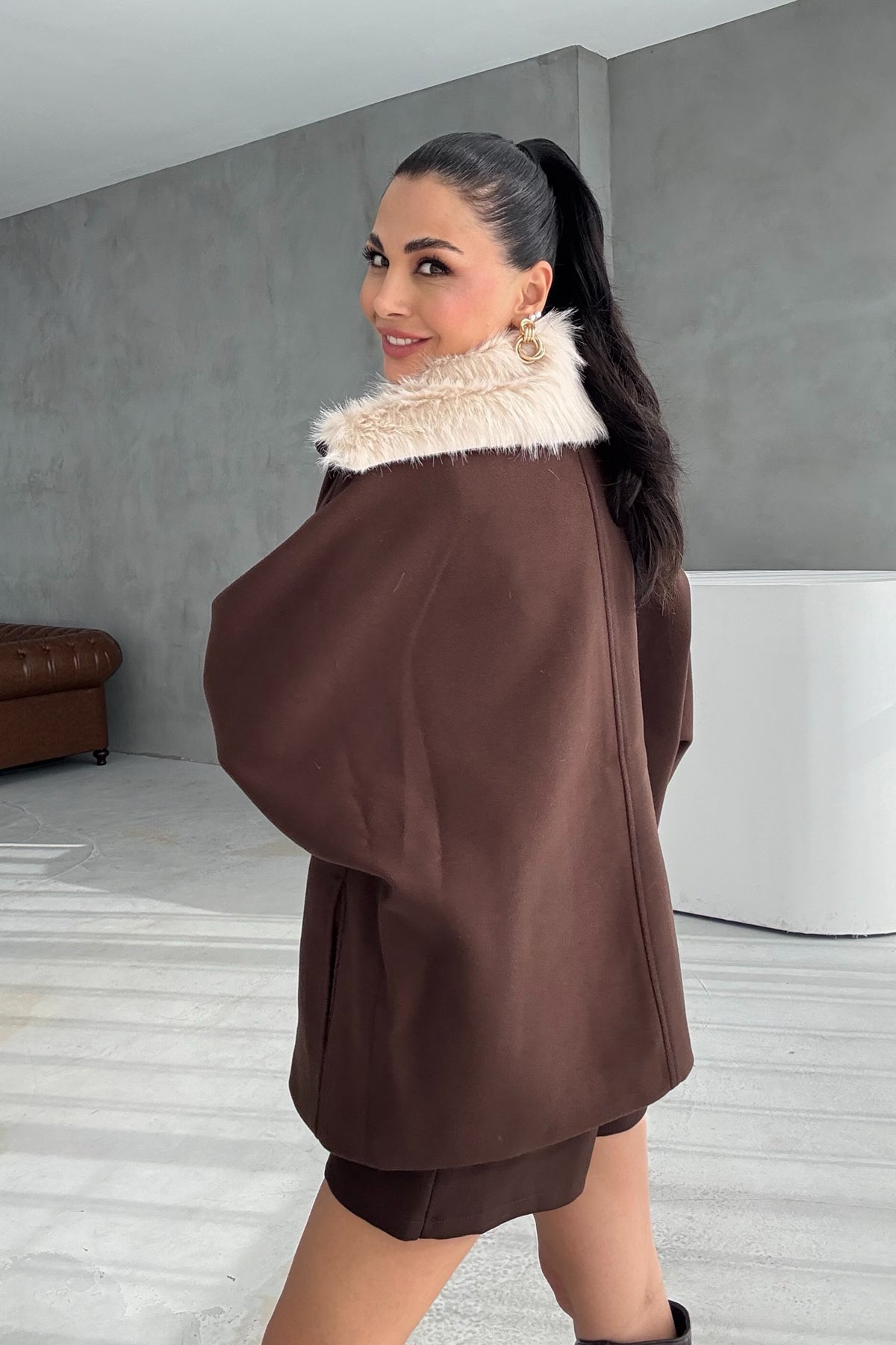 Yakası Kürklü Kahverengi Kaşe Kısa Kaban SY-3442-Kahve