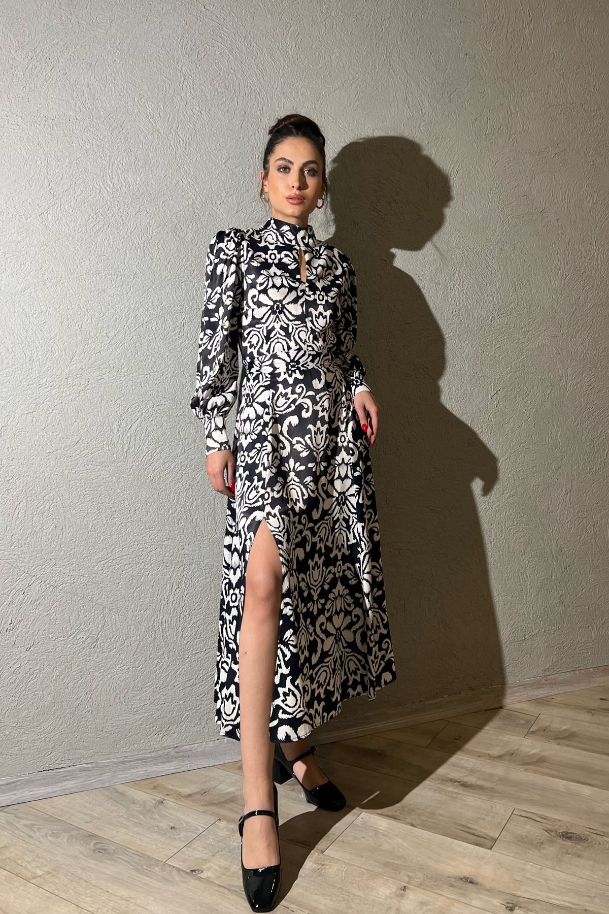 Siyah Desenli Dik Yaka Yırtmaç Detaylı Kuşaklı Saten Elbise SY-1398-Siyah