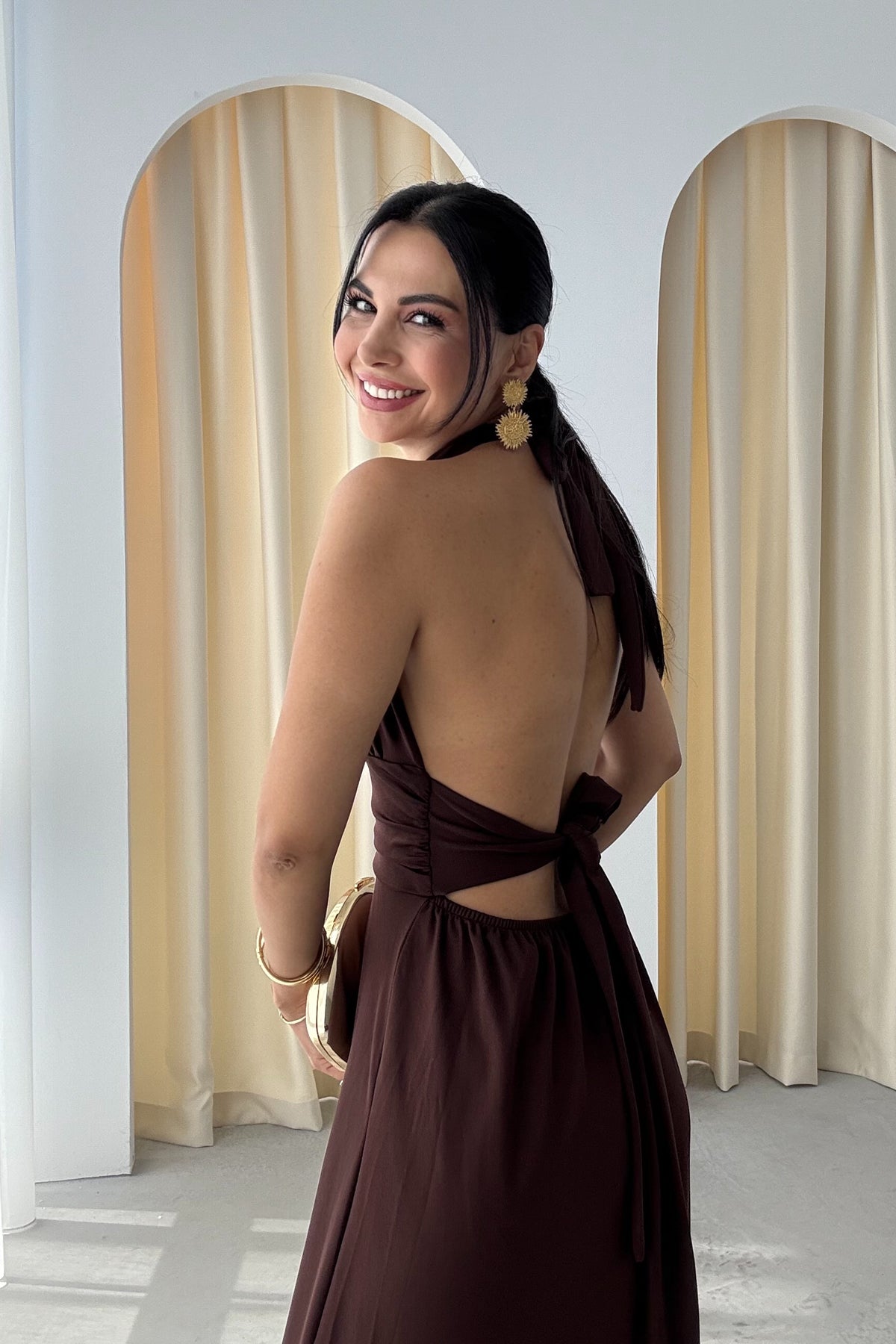 Sera Boyun Bağlamalı Sırt Dekolteli Yırtmaçlı Kahve Elbise SY-3221-Kahve