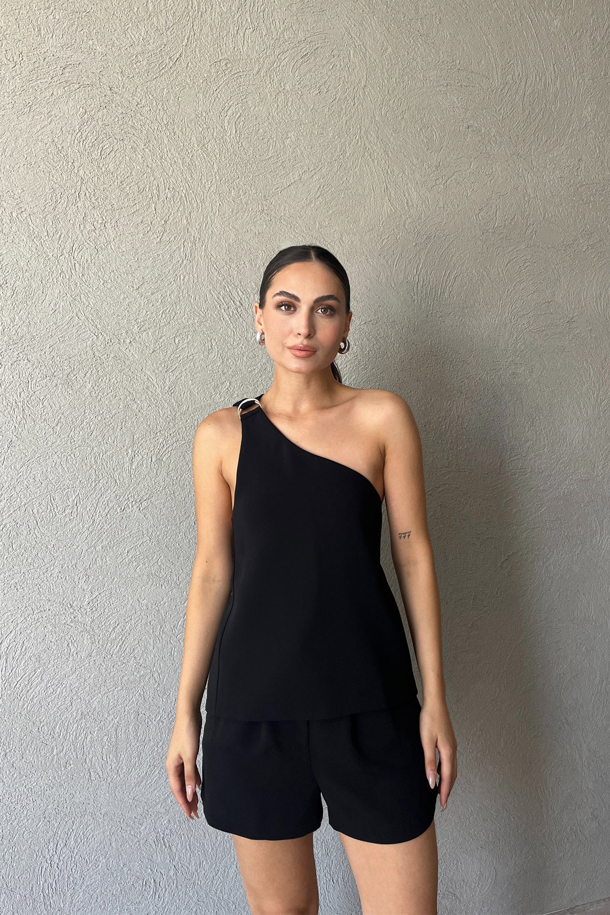 Siyah Aparat Detaylı Tek Omuz Bağlamalı Asimetrik Yelek SY-2341-Siyah