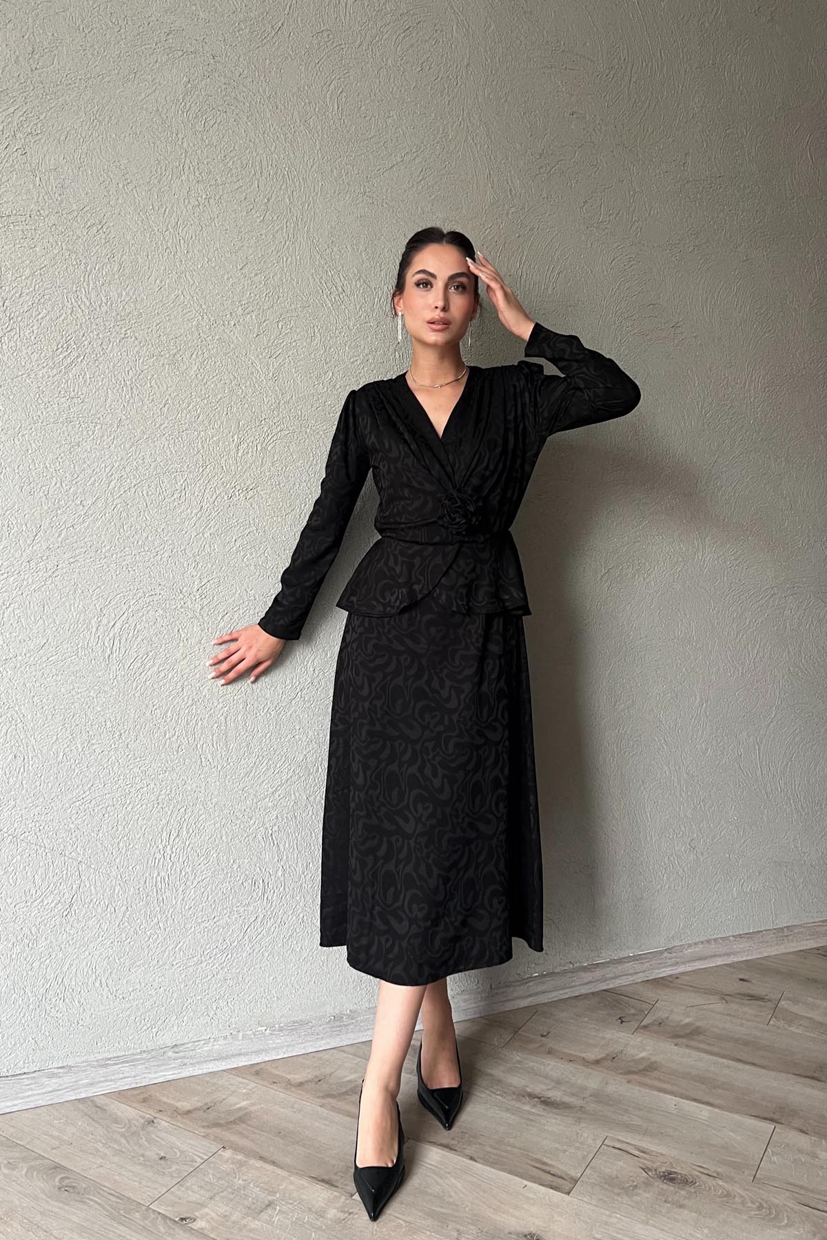 Siyah Gül Broş ve Pile Detaylı Kruvaze Elbise SY-1775-Siyah