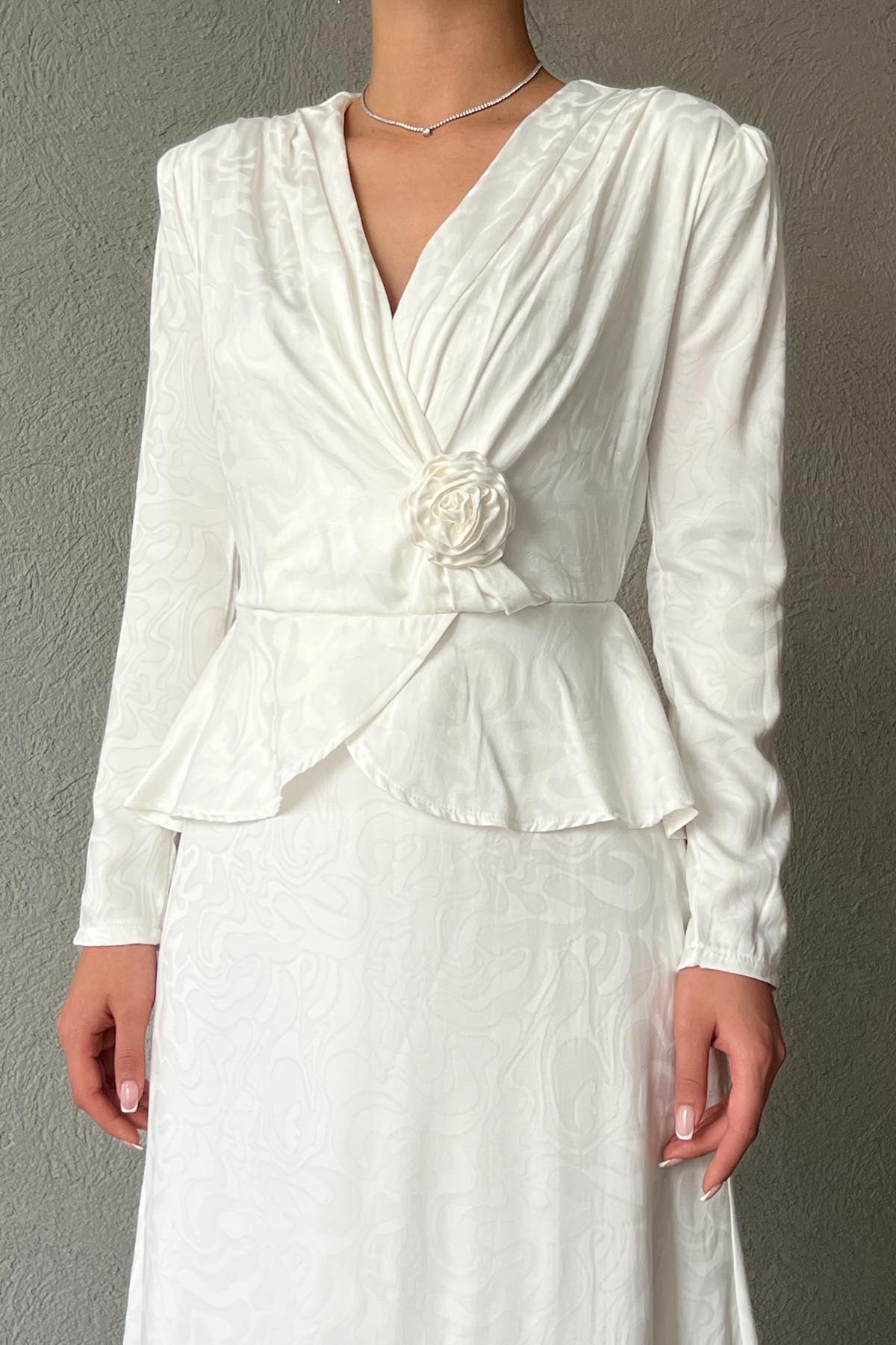 Ekru Gül Broş ve Pile Detaylı Kruvaze Elbise SY-1775-Ekru