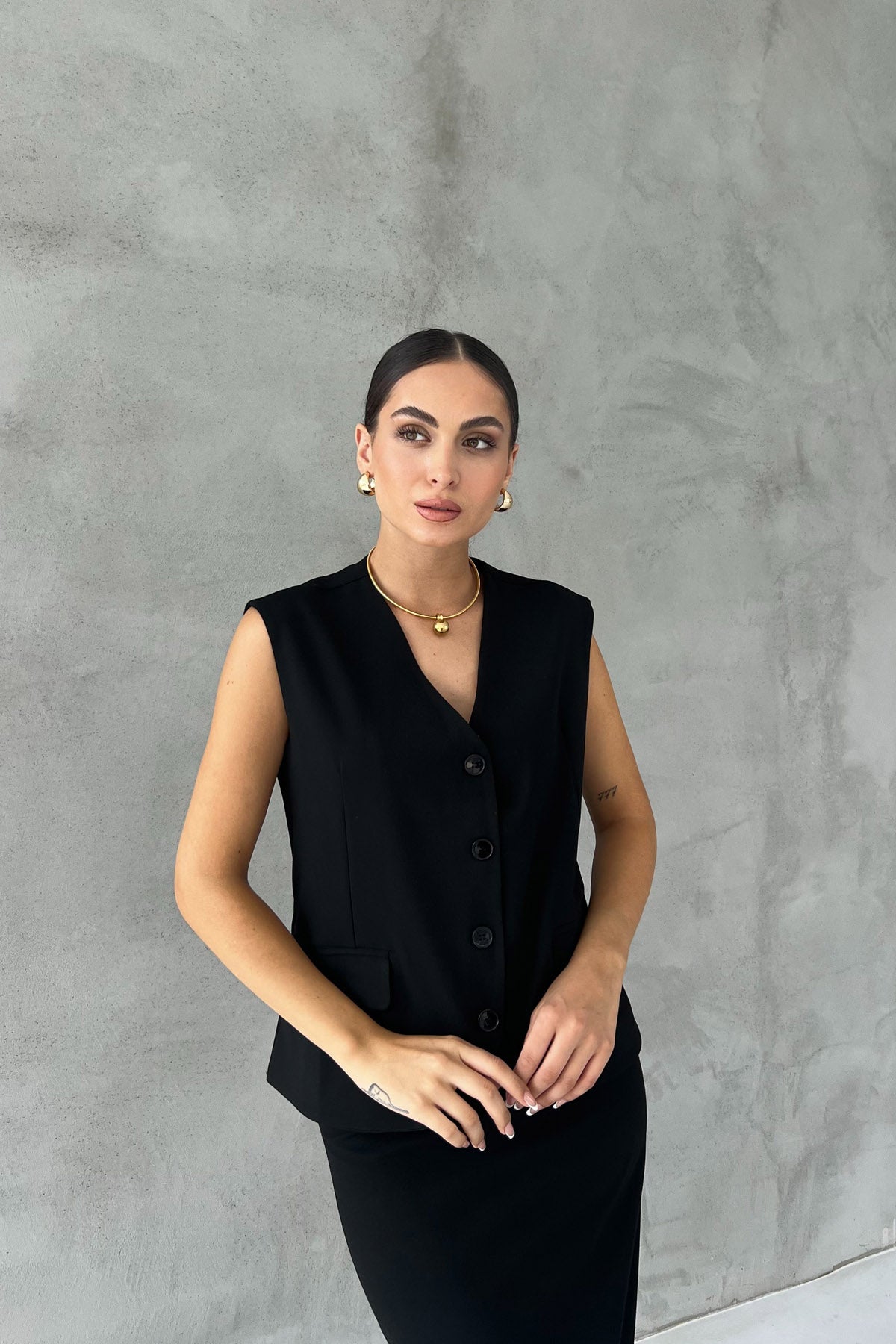 Siyah Arkası Kısa Kemer Detaylı Yelek ve Yırtmaçlı Etek Takım SY-2482-Siyah