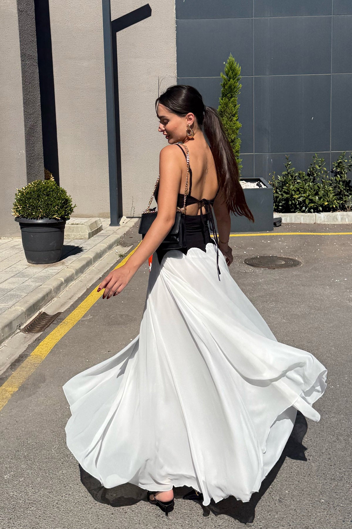 Siyah Askılı Sırt Bağlama Detaylı Kloş Elbise SY-3333-Siyah