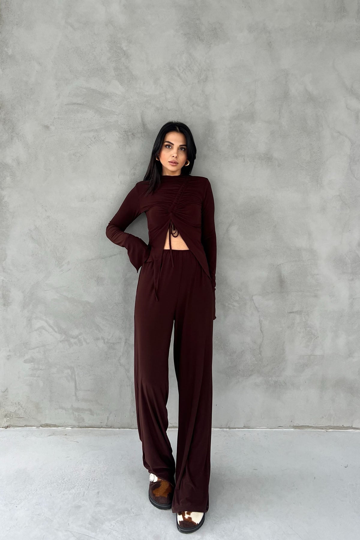 Kahverengi Büzgü Detaylı Uzun Kollu Bluz ve Salaş Pantolon Takım SY-2457-Kahverengi