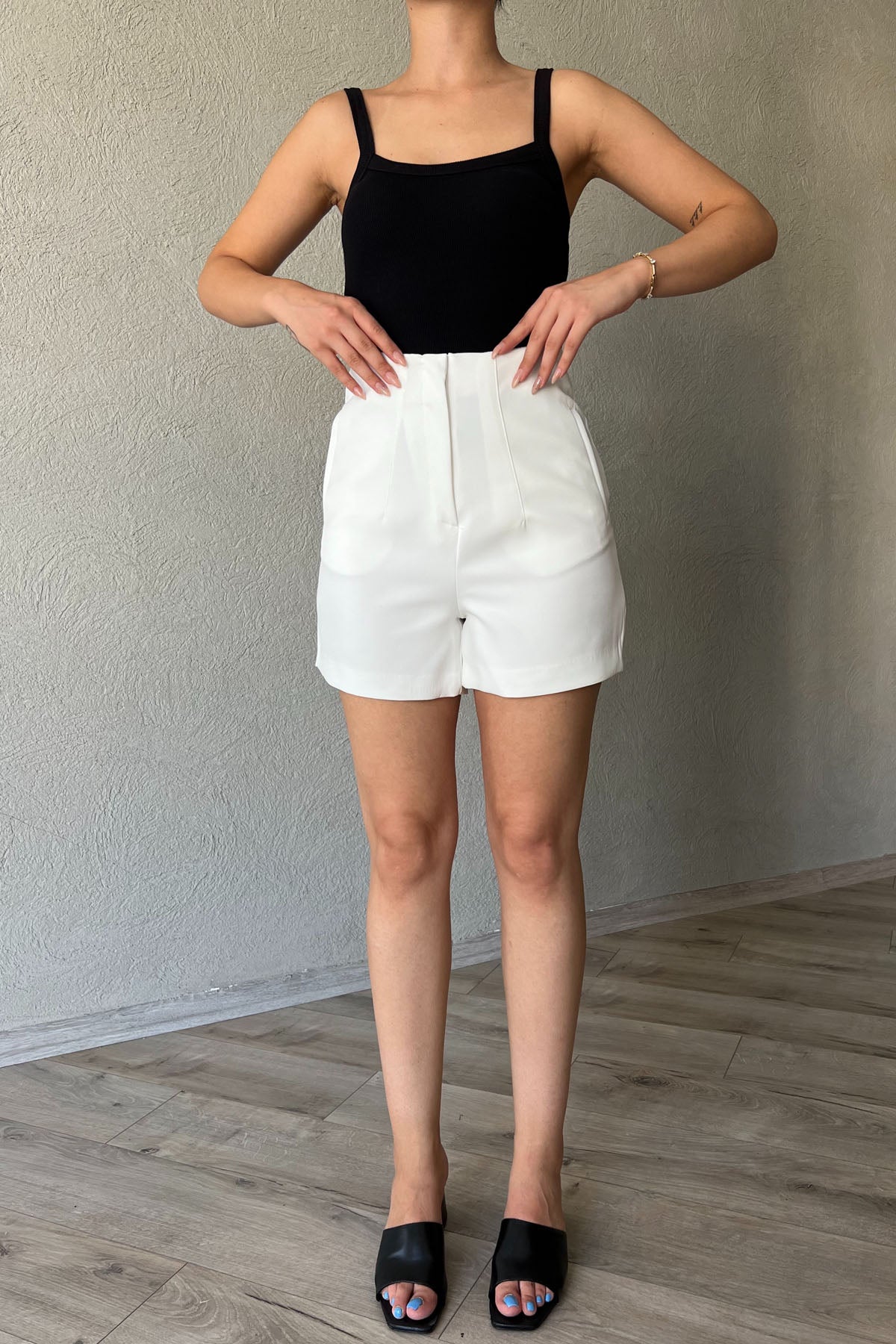 Beyaz Pens Detaylı Mini Şort SY-2305-Beyaz