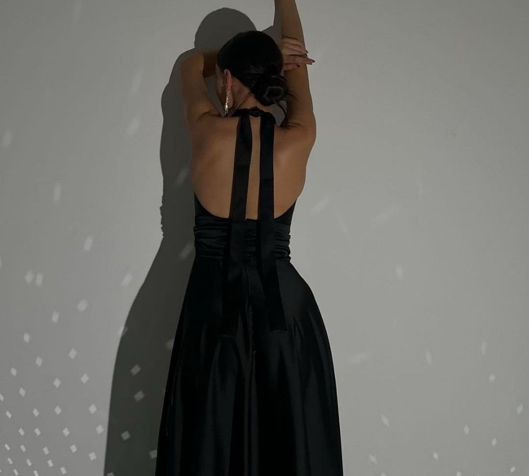 Uzun Siyah Saten Abiye Nasıl Renklendirilir?