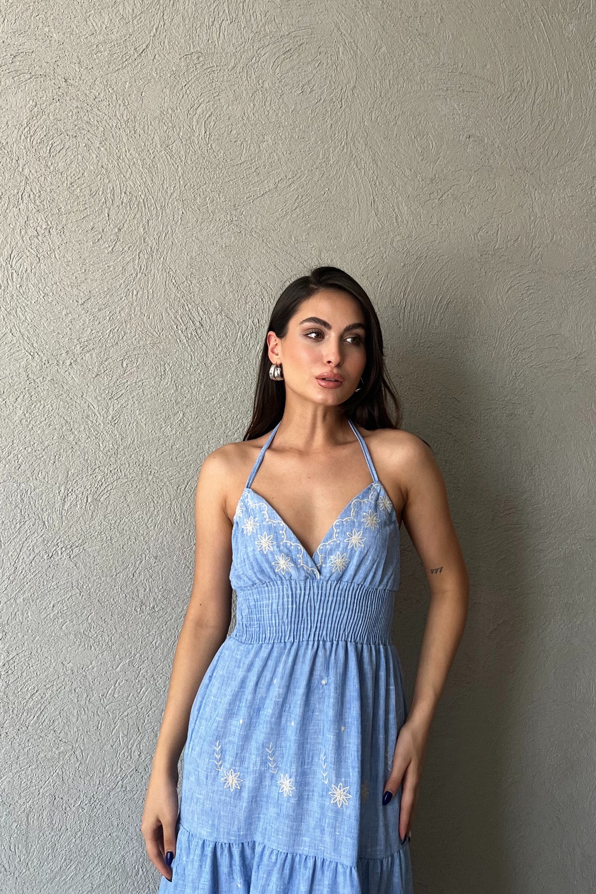 Mavi Nakış Detaylı Gipeli Boyundan Bağlamalı Uzun Elbise SY-2182-Mavi