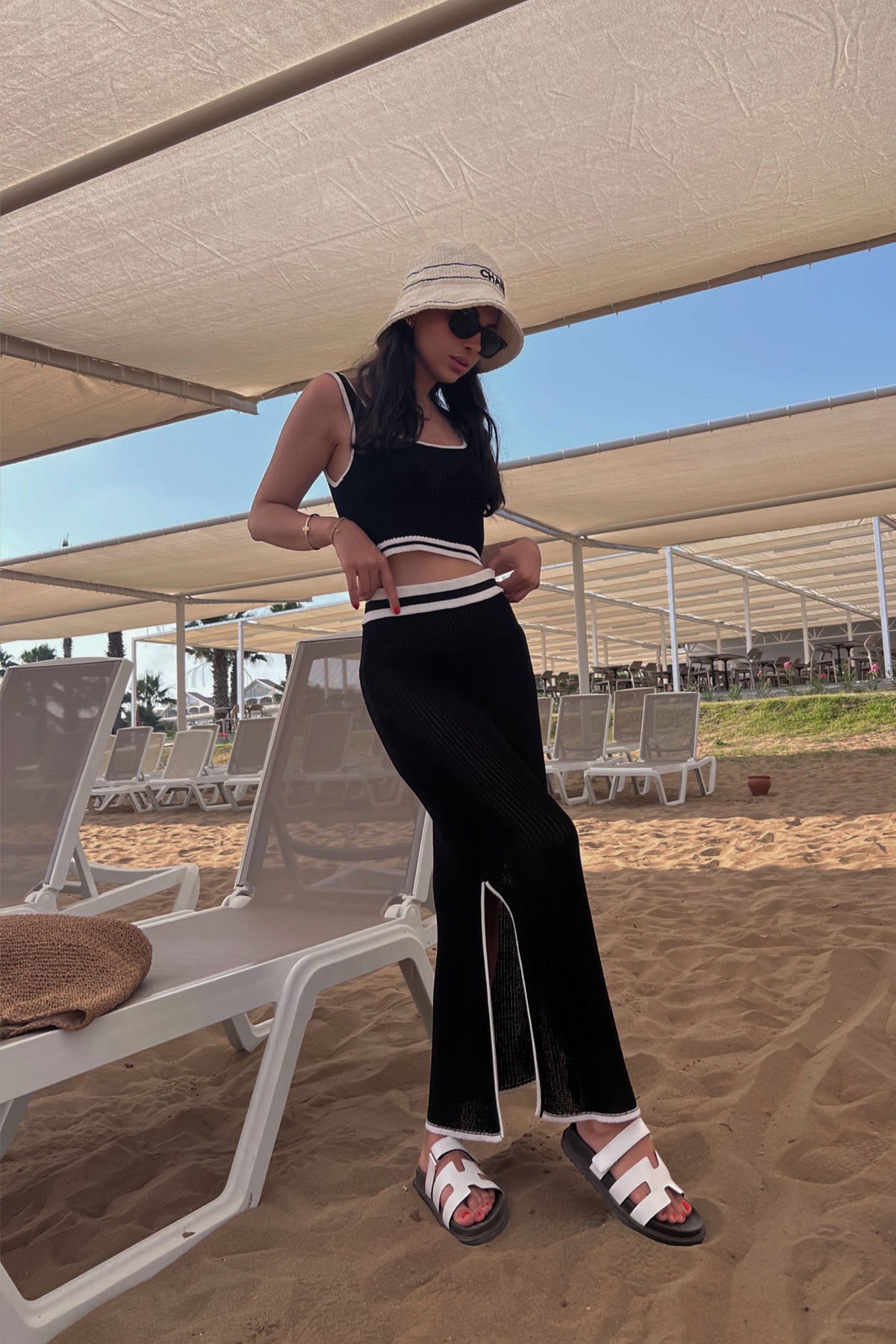 Siyah Delikli Örme Crop ve Yırtmaçlı Etek Takım SY-0695-Siyah