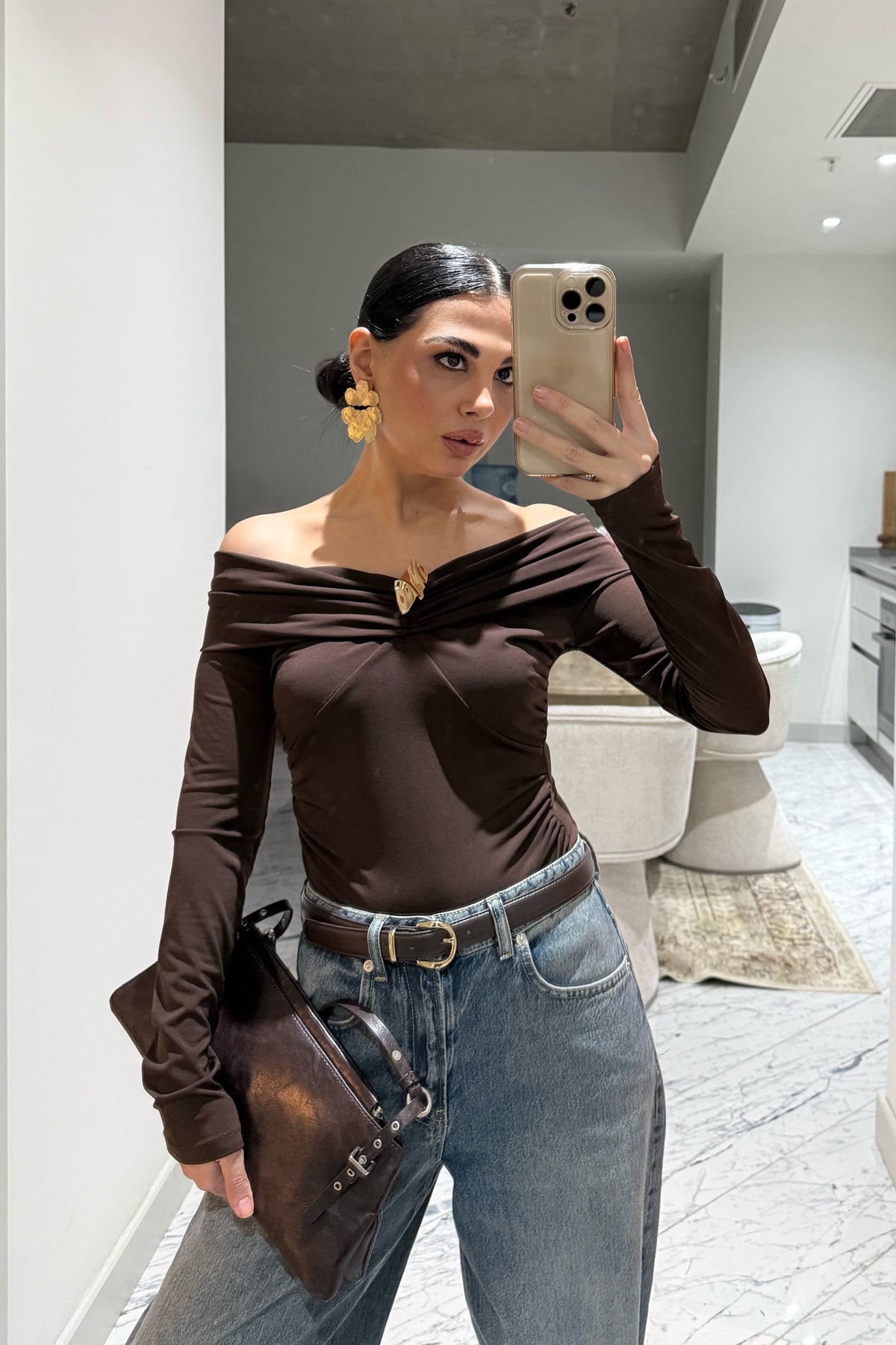 Kahve Carmen Yaka Broş Detaylı Bluz SY-3506-Kahvarengi