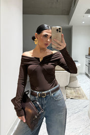 Kahve Carmen Yaka Broş Detaylı Bluz SY-3506-Kahvarengi