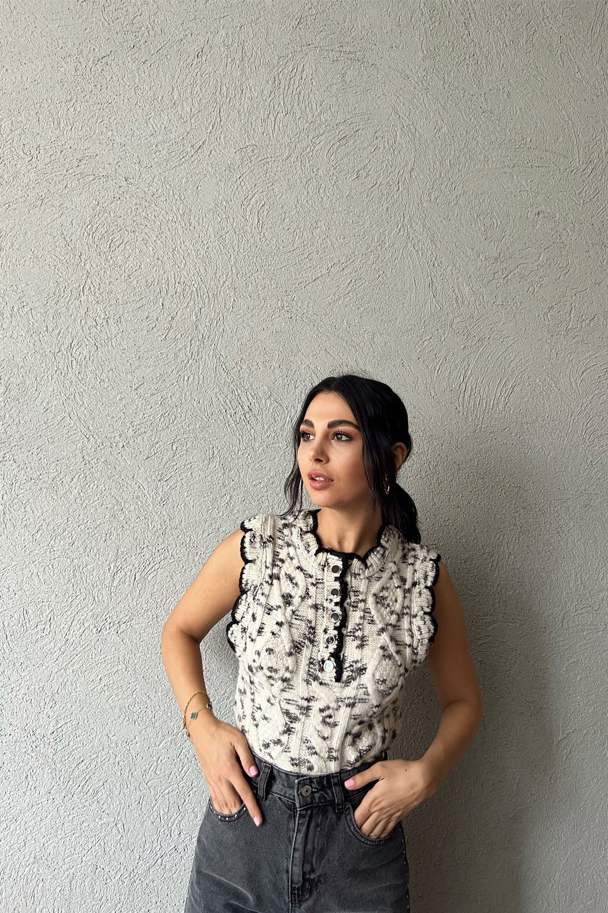 Ekru Siyah Düğme Detaylı Yünlü Yelek SY-1158-Ekru