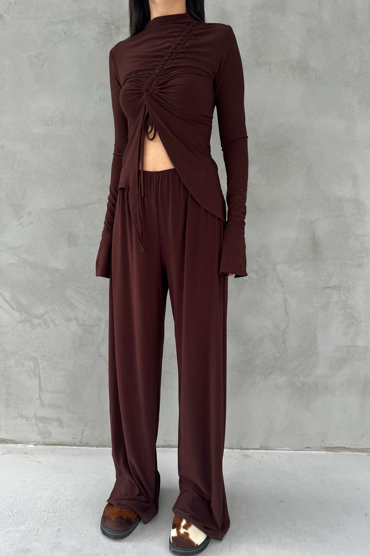 Kahverengi Büzgü Detaylı Uzun Kollu Bluz ve Salaş Pantolon Takım SY-2457-Kahverengi