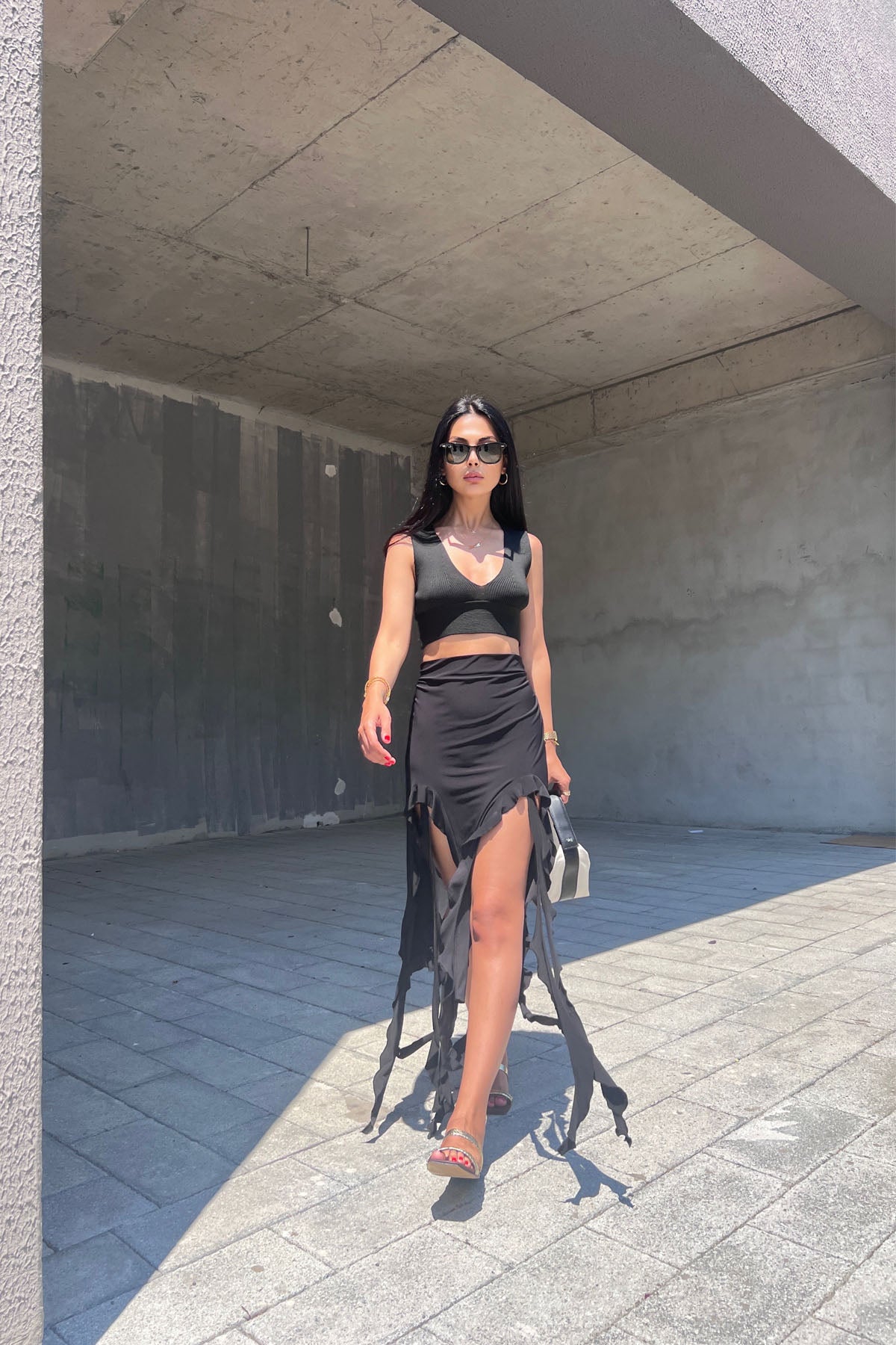 Siyah Derin Yırtmaçlı Fırfır Detay Etek SY-0702-Siyah