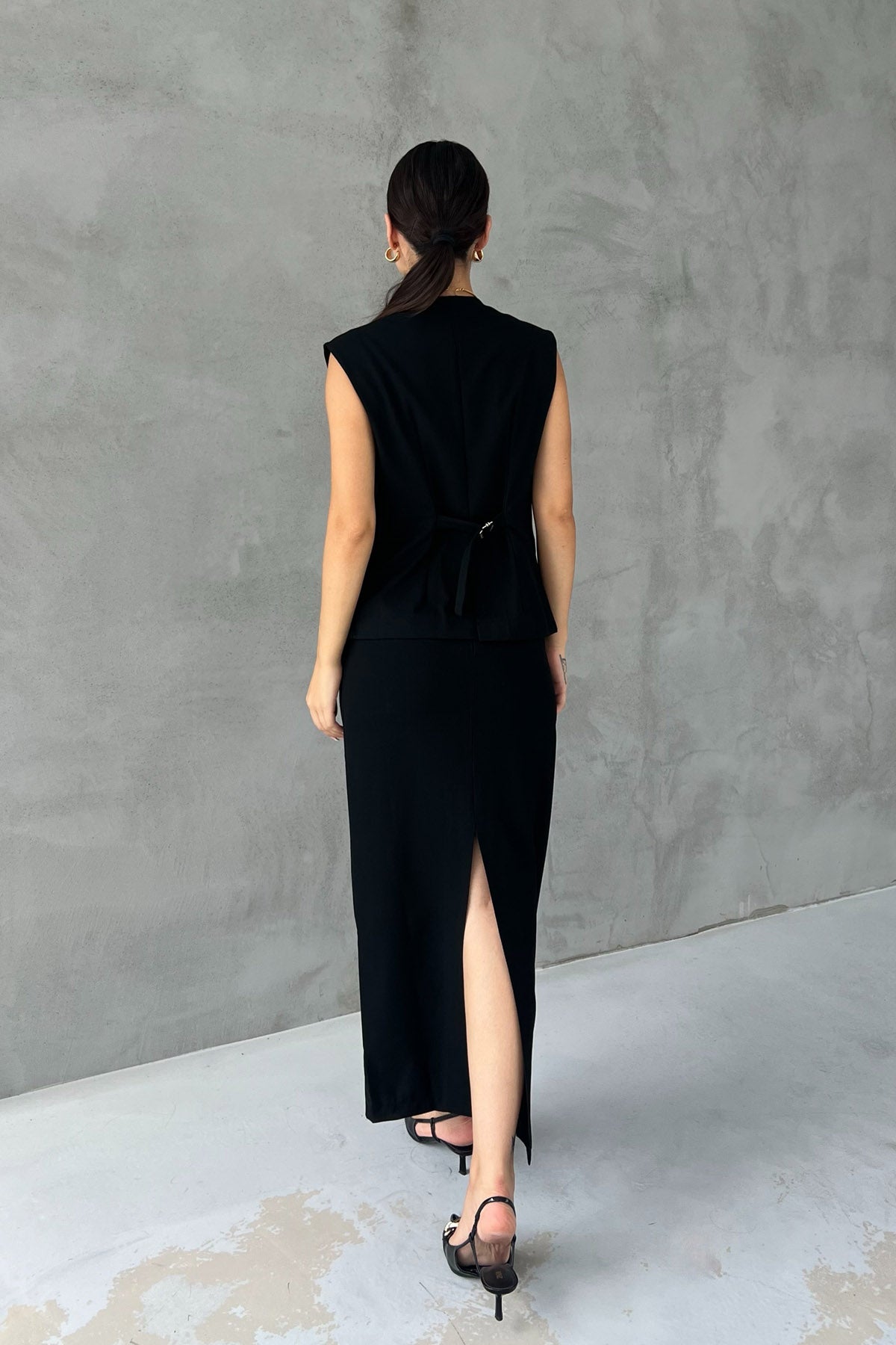 Siyah Arkası Kısa Kemer Detaylı Yelek ve Yırtmaçlı Etek Takım SY-2482-Siyah