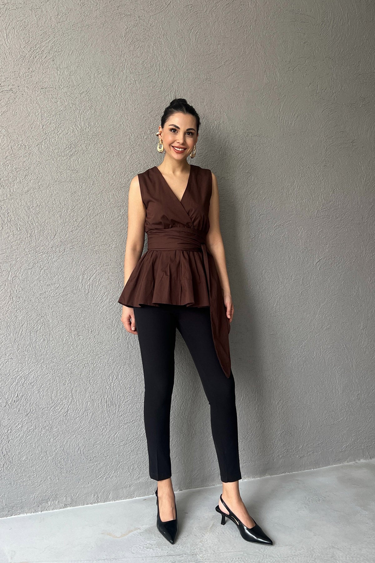 Kahve Sıfır Kol Poplin Bağlama Detaylı Marka Bluz SY-2981-Kahve