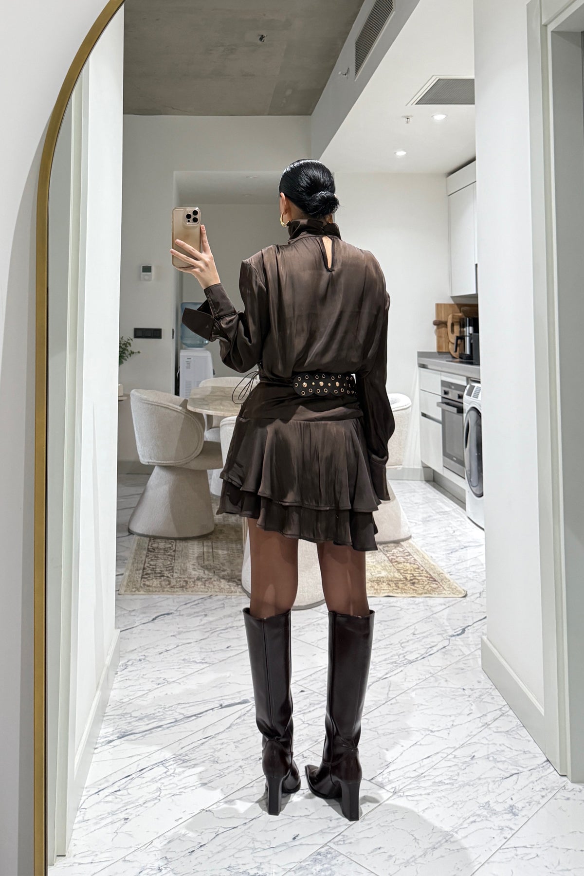 Büyük Kemer Detaylı Saten Mini Etek Ve Bluz Takım SY-3560-Kahverengi