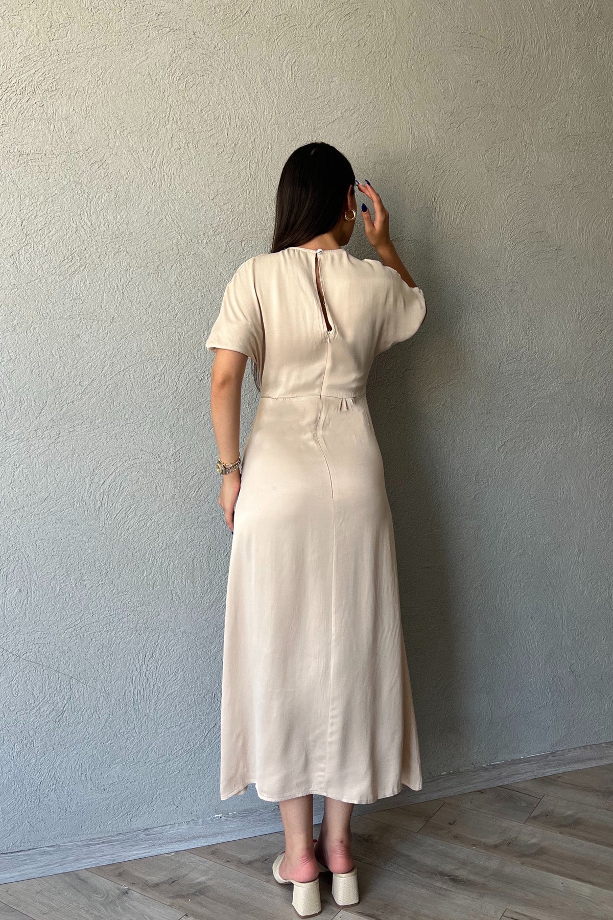 Bej Önü Yırtmaç Detaylı Saten Elbise SY-2251-Bej