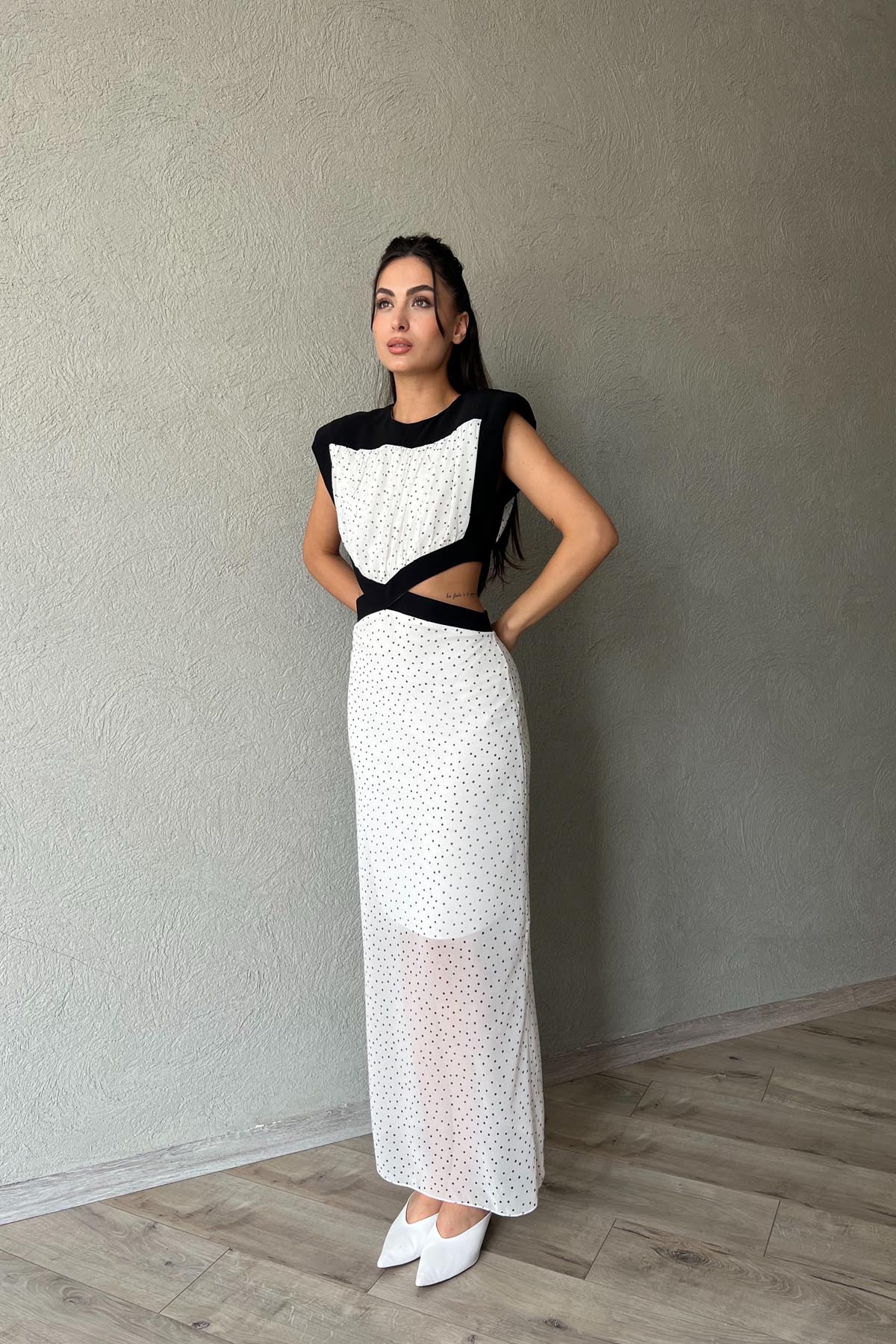 Beyaz Puantiyeli Vatkalı Pencere Detaylı Elbise SY-1869-Beyaz