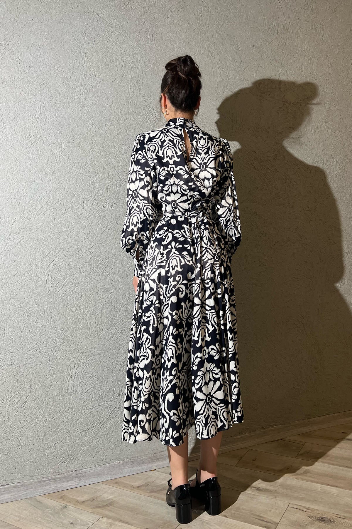 Siyah Desenli Dik Yaka Yırtmaç Detaylı Kuşaklı Saten Elbise SY-1398-Siyah