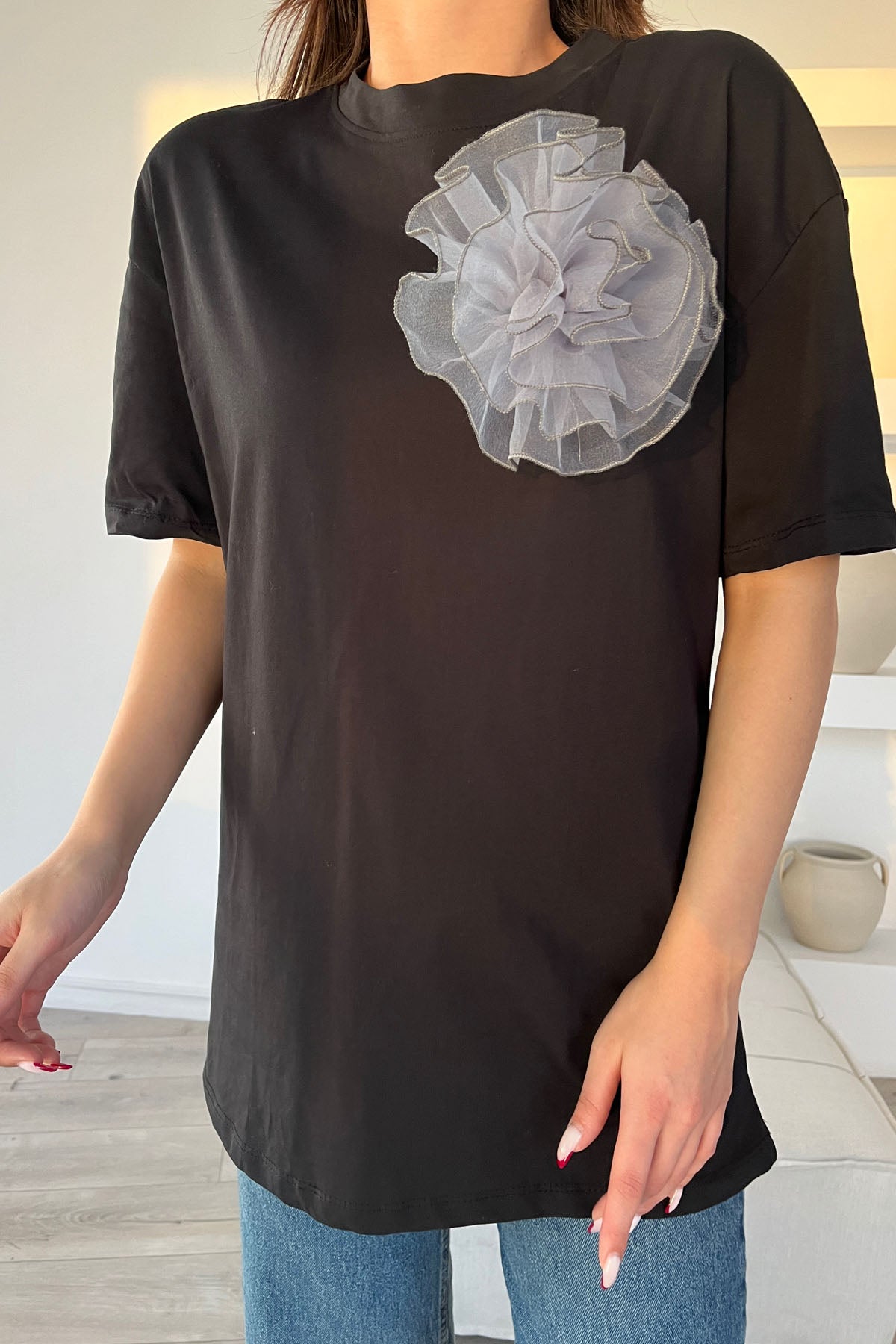 Siyah Bisiklet Yaka Gül Detaylı T-shirt SY-1567-Siyah