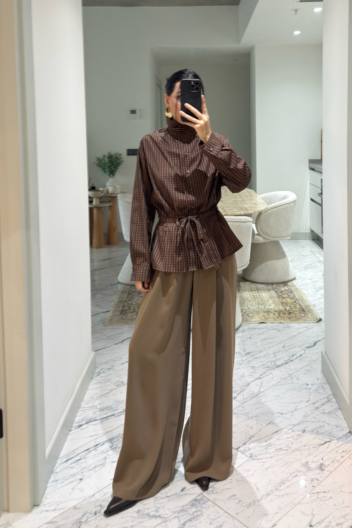 Kahve Dik Yaka Kareli Önden Fiyonklu Gömlek SY-3620-Kahverengi