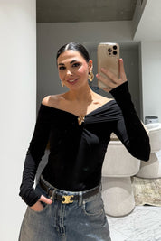 Siyah Carmen Yaka Broş Detaylı Bluz SY-3506-Siyah