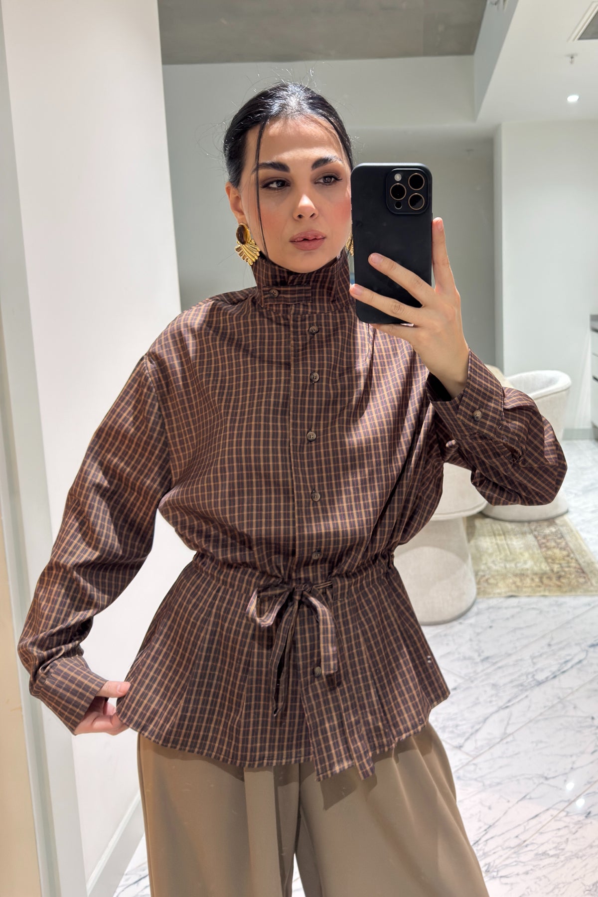 Kahve Dik Yaka Kareli Önden Fiyonklu Gömlek SY-3620-Kahverengi