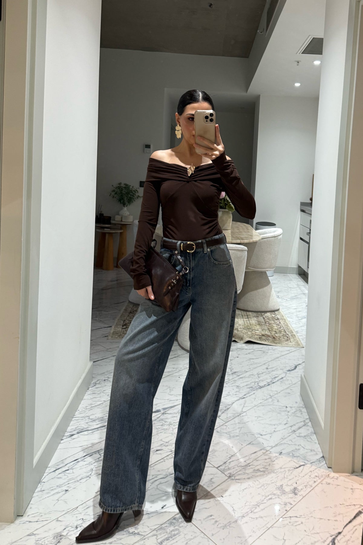 Kahve Carmen Yaka Broş Detaylı Bluz SY-3506-Kahvarengi