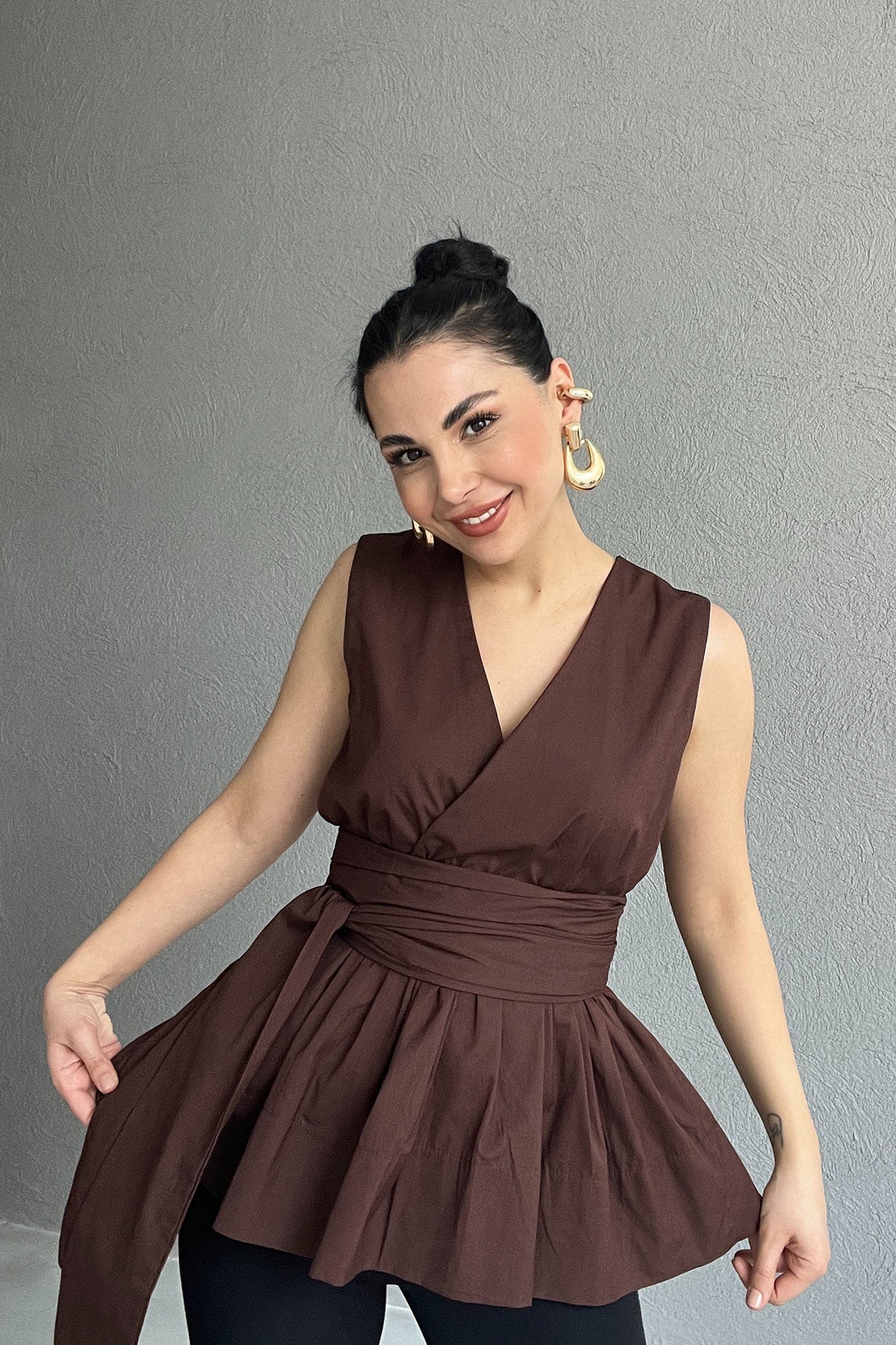 Kahve Sıfır Kol Poplin Bağlama Detaylı Marka Bluz SY-2981-Kahve