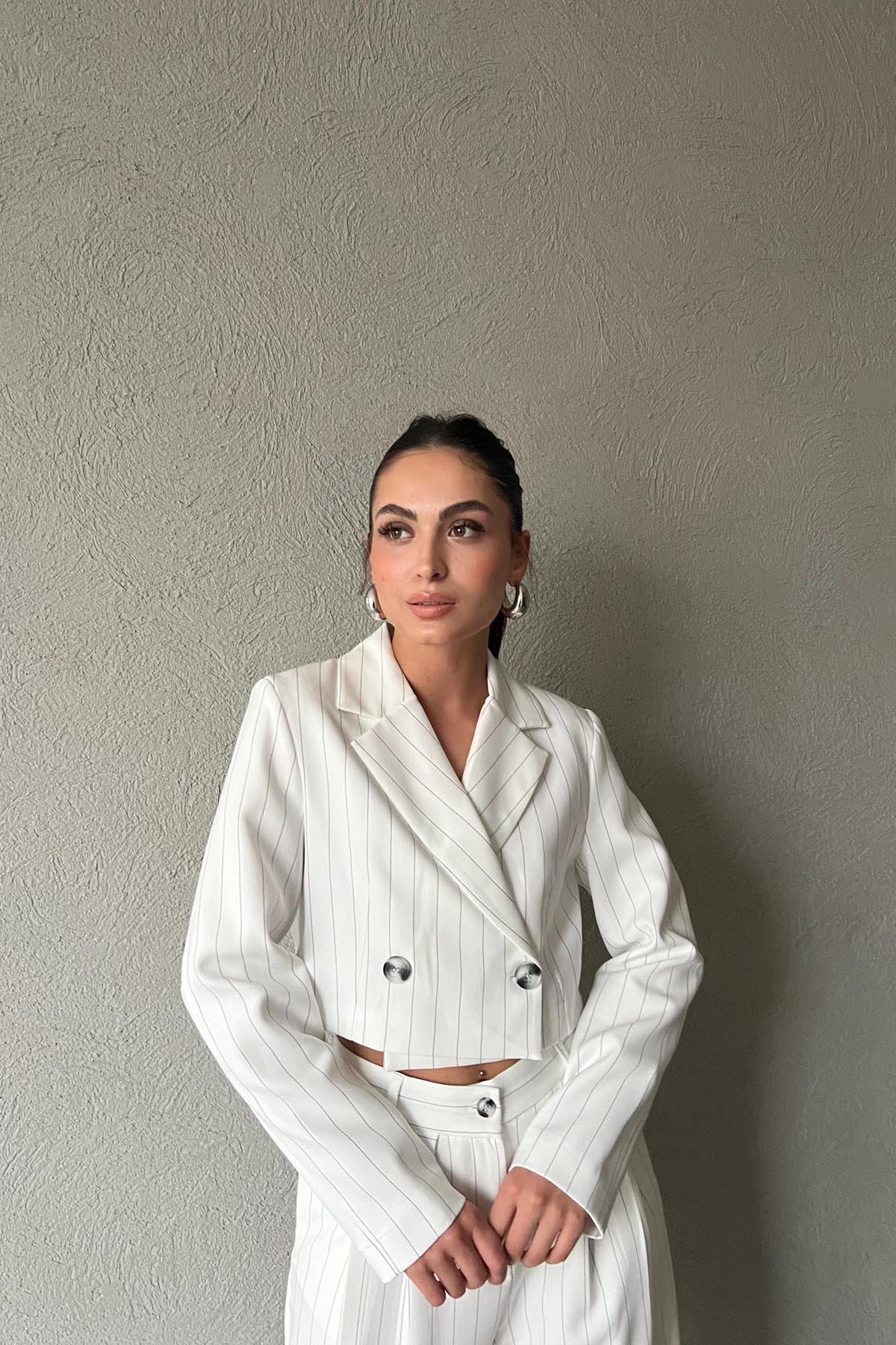 Ekru Crop Ceket ve Paçası Düğme Detaylı Pantolon Takım SY-0935-Ekru
