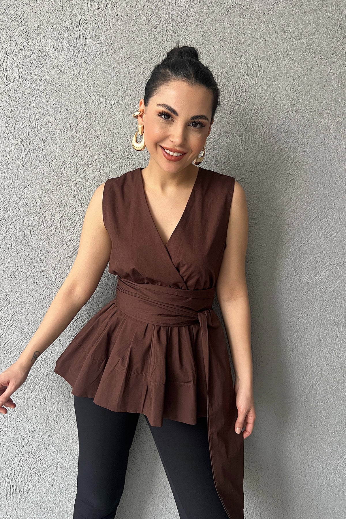 Kahve Sıfır Kol Poplin Bağlama Detaylı Marka Bluz SY-2981-Kahve