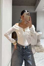 Ekru Carmen Yaka Broş Detaylı Bluz SY-3506-Ekru