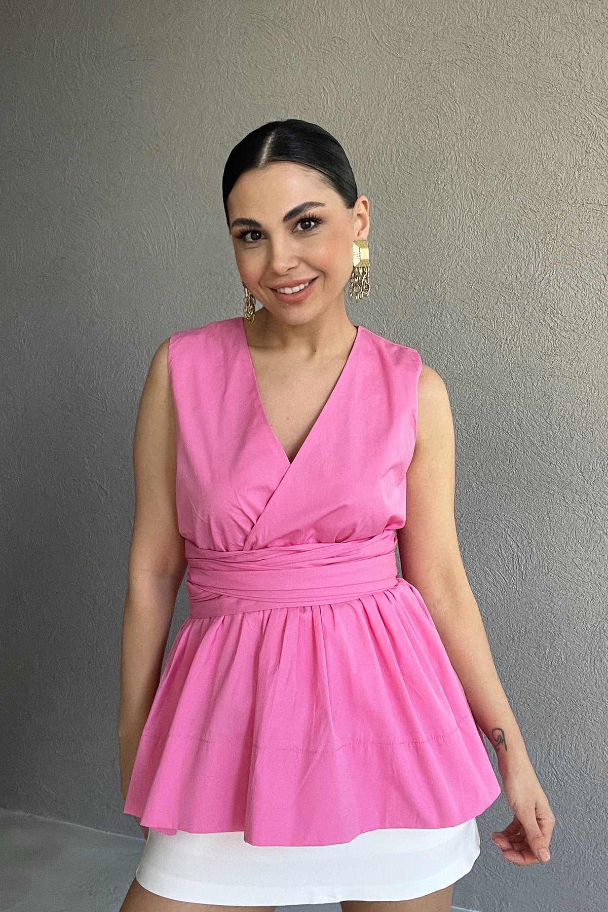 Pembe Sıfır Kol Poplin Bağlama Detaylı Marka Bluz SY-2981-Pembe