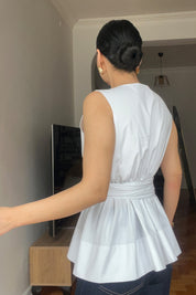 Beyaz Sıfır Kol Poplin Bağlama Detaylı Marka Bluz SY-2981-Beyaz