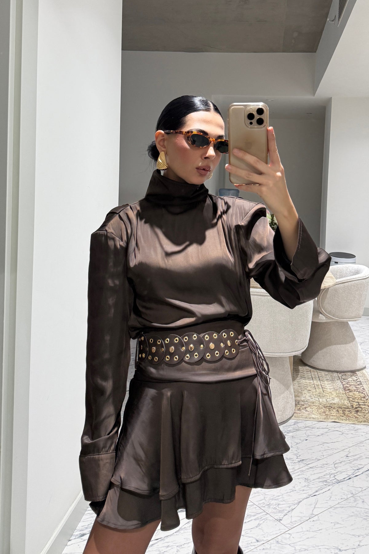 Büyük Kemer Detaylı Saten Mini Etek Ve Bluz Takım SY-3560-Kahverengi