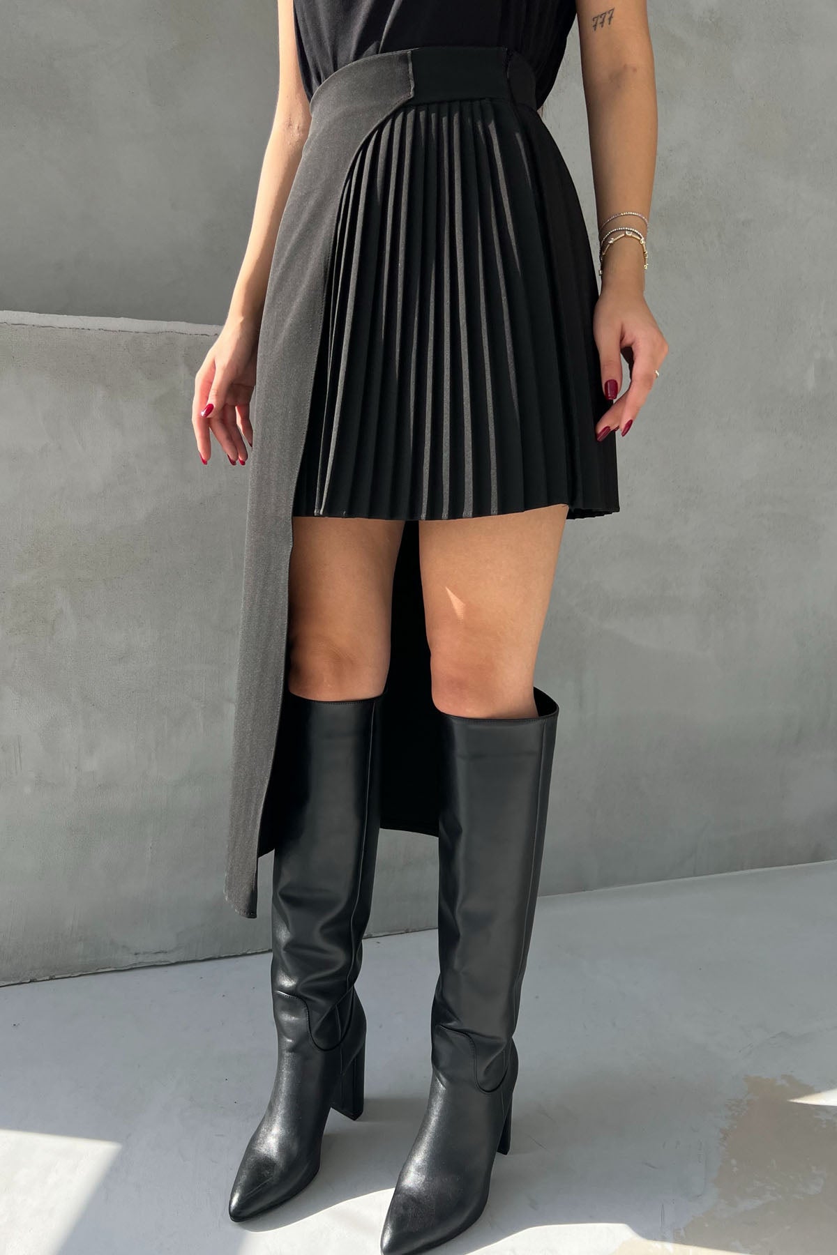 Siyah Pliseli Asimetrik Kesim Tasarım Etek SY-2450-Siyah