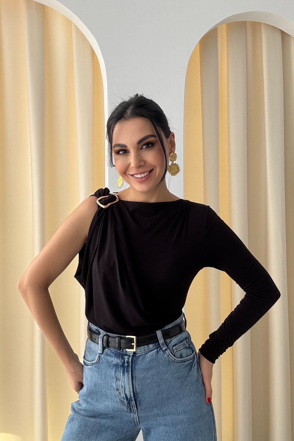 Siyah Akıcı Broşlu Body SY-3481-Siyah