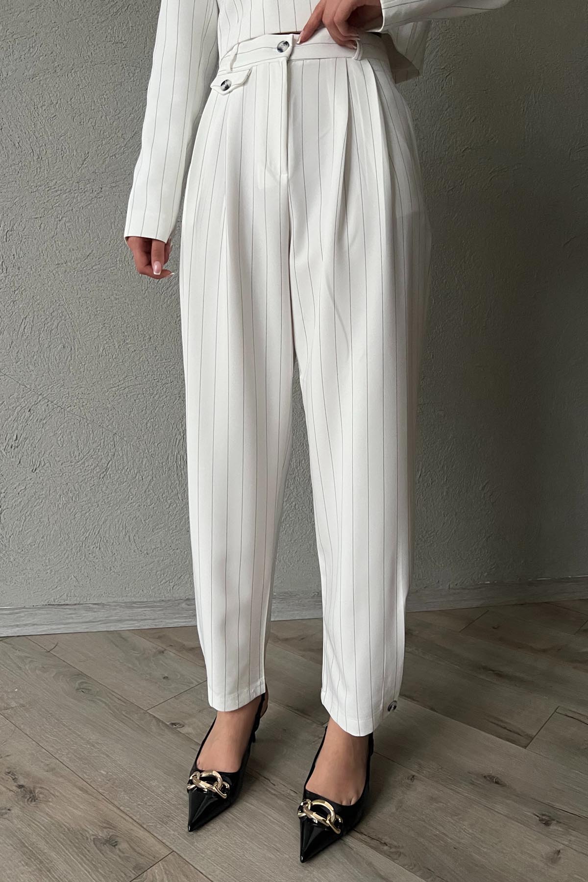Ekru Crop Ceket ve Paçası Düğme Detaylı Pantolon Takım SY-0935-Ekru