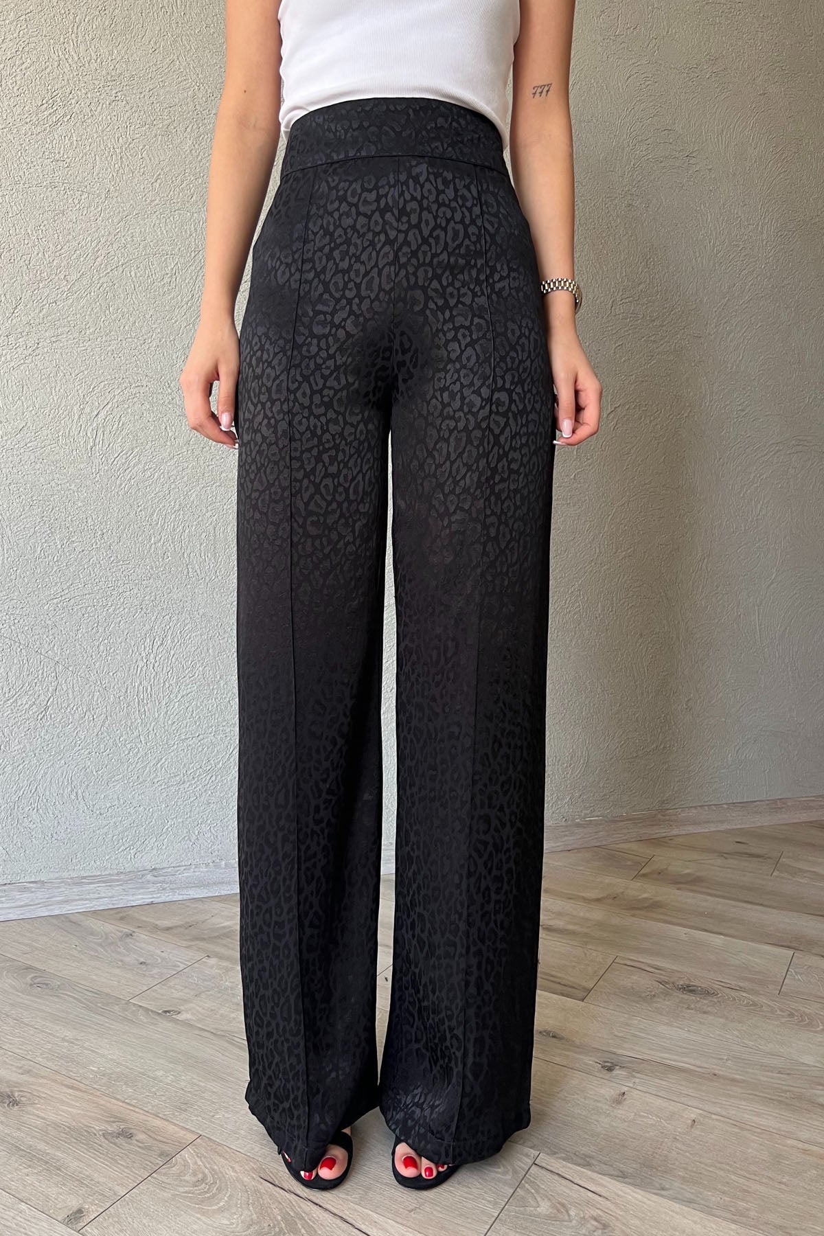 Siyah Saten Leopar Desenli Önü Dikiş Detaylı Bol Paça Pantolon SY-1759-Siyah