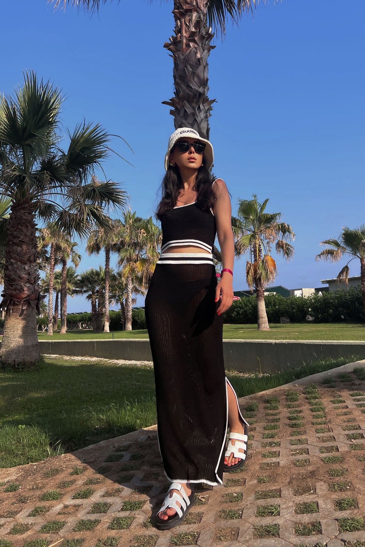 Siyah Delikli Örme Crop ve Yırtmaçlı Etek Takım SY-0695-Siyah