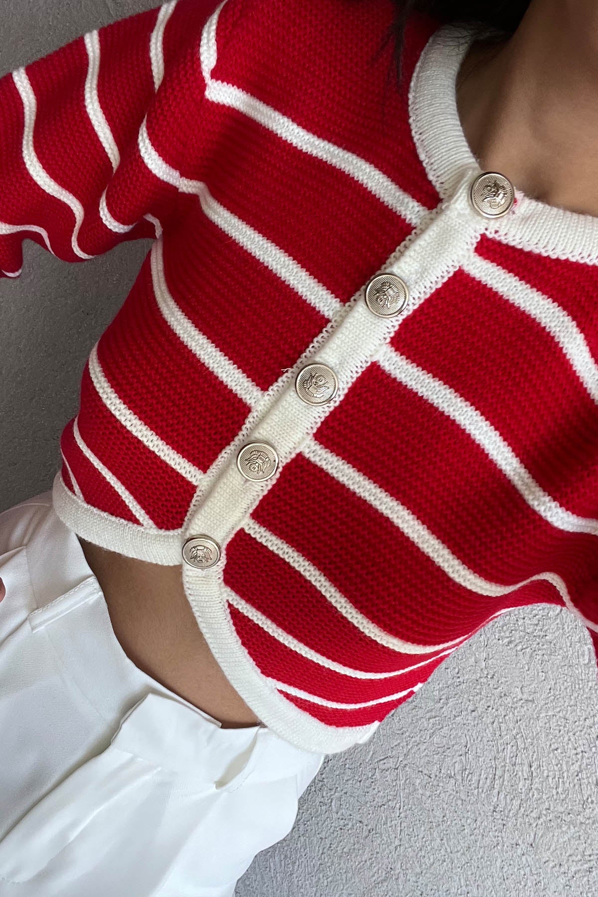 Kırmızı Düğmeli Asimetrik Çizgili Crop Hırka SY-1039-Kırmızı