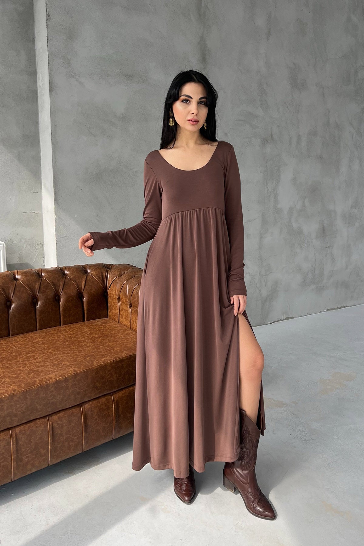 Kahve Oval yaka Yırtmaç Detaylı Dökümlü Elbise SY-3003-Kahve